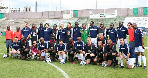 Les deux quipes. On reconnat debout Yannick Berthier a ct d'Eric Charrier, le journaliste David Astorga, Yoann Djidonou, Eugne Kangulungu, Cyril Domoraud  Gilles Saillant)