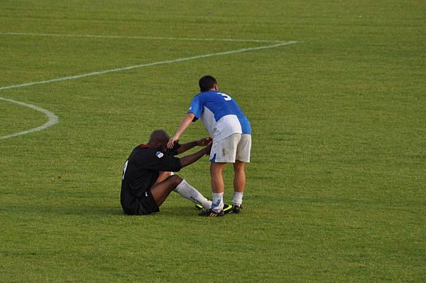 Fin du match Jimmy Hamme, lancien du Red Star console Cdric Sabin  GT Valck