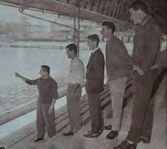 A gauche, le directeur sportif du Red Star, M. Curien montre aux Rmois, les installations du Stade de Paris (ndlr : nom du stade  lpoque), Maouche, Penverne, Bliard et Desruisseaux. (archive GT Valck)