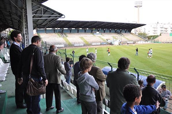 Fin de saison, les spectateurs regardent une dernière fois les joueurs quitter la pelouse
© GT Valck