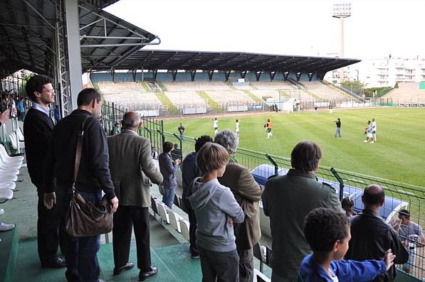 Fin de saison, les spectateurs regardent une dernire fois les joueurs quitter la pelouse 
 GT Valck