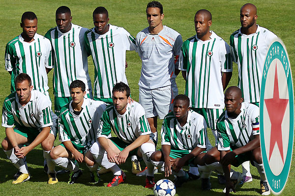 La dernière version du Red Star 2010-2011<br>Debout : NSingi, Kébé, Ngam Germain, Fardin, Sabin<br>Accroupis : Marie, Beziouen, Gazeau, Macalou, Abissonono, cap. © Jacques Martin