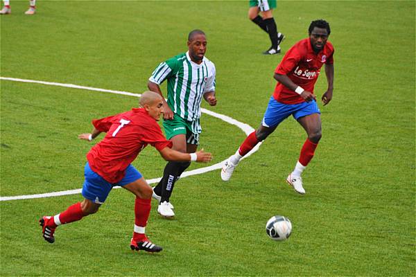 Ludovic Fardin face  deux joueurs de Chteauroux  GT Valck