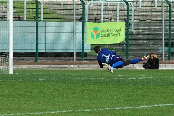 Mathieu Dreyer, le nouveau portier de Fréjus (ex-Sochaux) était venu en avril 2008, avec la réserve sochalienne, ici il détournait un tir de Bouzid Yosri © GT Valck