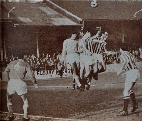 Red Star  Nmes, en D 1, en 1966, score 3-3. A labordage Jarra et Dalla Cieca aux prises avec Charles Alfred et Novi (archive GT Valck)