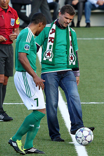 Romuald Lambert passe le ballon  Steve Marlet  Jacques Martin