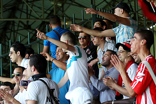 Ambiance  Bauer, parmi les centaines de supporters de lUSM Alger  Jacques Martin