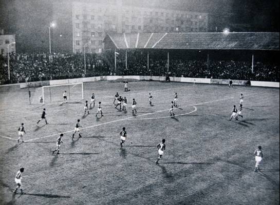 Le stade de Saint-Ouen, lors de Red Star  Nmes, en Coupe de France 1973 
(archive G. Valck)
