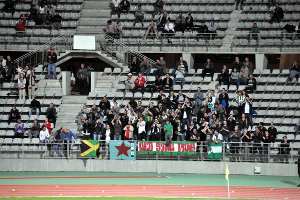 La tribune des supporters du Red Star  mais du ct tribune Paris FC, les supporters de lEtoile Rouge taient aussi trs nombreux  GT Valck