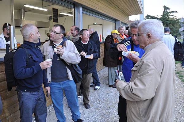 Quelques supporters du Red Star, en compagnie de Jacques, vendredi soir, en veste de survtement, Guy prenait quelques forces pour son marathon  de la fin de semaine  GT Valck