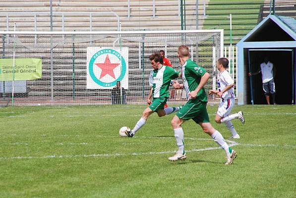 David Pinto sous le maillot du Red Star, face  Lyon  GT Valck