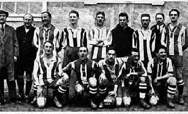 Les premiers hros de la Coupe de France, en 1921<br>Debout: Marion, Hugues, Gamblin, Chayrigus, Bonnardel, Meyer<br>Accroupis : Bourdin, Brouzes, P. Nicolas, Naudin, Clavel