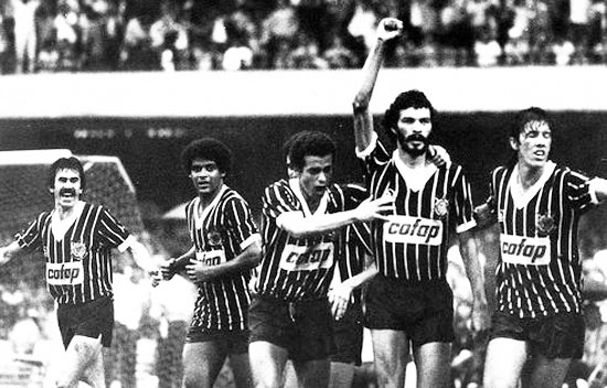 Socrates, ici sous le maillot de Corinthians le poing lev  un homme de combat et de conviction