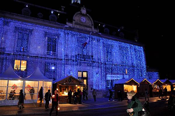 March de Nol et illuminations devant la mairie de Saint-Ouen  pour fter la victoire du Red Star !  GT Valck