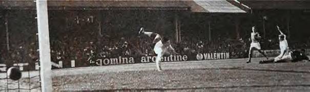 Red Star - Olympique Marseille 0-1, en 1959, le but des Marseillais, Moreira, le gardien audonien est battu sur un tir de Tillon. A terre Bruat et Allart  archive Grard Valck -