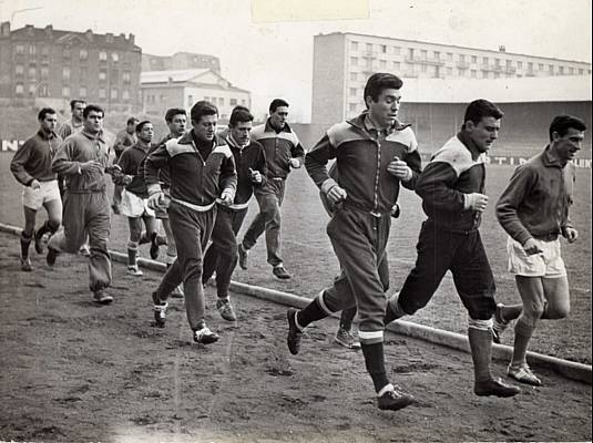 Entraînement à Saint-Ouen en 1959, Robert au milieu de ses coéquipiers, à sa droite son grand copain Léon Allart, également décédé. Les plus anciens se souviennent, une piste d’athlétisme existait au stade – archive Pierre Laporte –