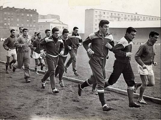 Entranement  Saint-Ouen en 1959, Robert au milieu de ses coquipiers,  sa droite son grand copain Lon Allart, galement dcd. Les plus anciens se souviennent, une piste dathltisme existait au stade  archive Pierre Laporte 