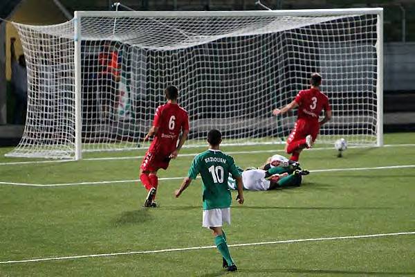 Le ballon va franchir la ligne, le Red Star débloque son compteur devant Besançon
© GT Valck