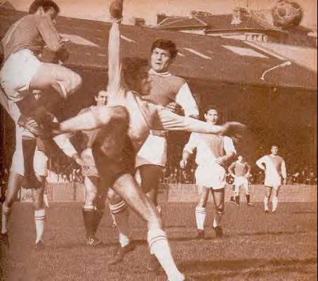 Un Red Star  Monaco (2-0) plus lointain, en 1966, en D 1 : Hernandez intervient avant Bras qui saute, Forcherio, Manzano, Casolari sont les autres acteurs  Miroir-Sprint