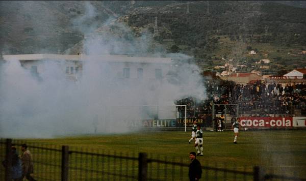 Novembre 1993, dernier match du Red Star,  Bastia, face au Sporting, juste avant le match une petite bombe agricole explose  GT Valck