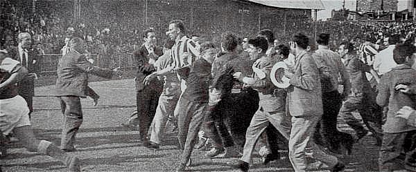 John Charles et les supporters sur la pelouse de Saint-Ouen