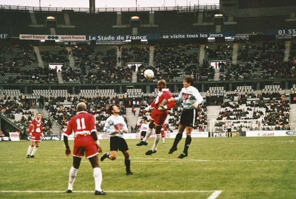 Brahim Thiam, lors de Red Star  Racing, au Stade de France, en 2000, de dos Richard Akiana  GT Valck