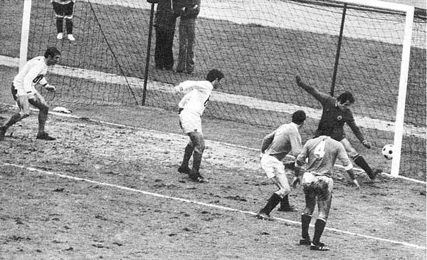 Red Star – Marseille (2-4), en 1972. Magnusson absent sur la photo) a centré en direction de Bonnel et Skoblar placés devant le but. Mais l’Audonien Orlanducci, pris à contre-pied par le centre en retrait, a voulu l’intercepter et n’est parvenu qu’à battre son gardien Laudu