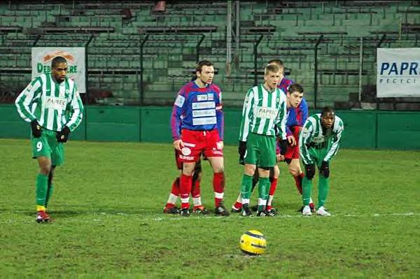 Lassana Doumbya sapprte  transformer un penalty, devant Abbeville  GT Valck