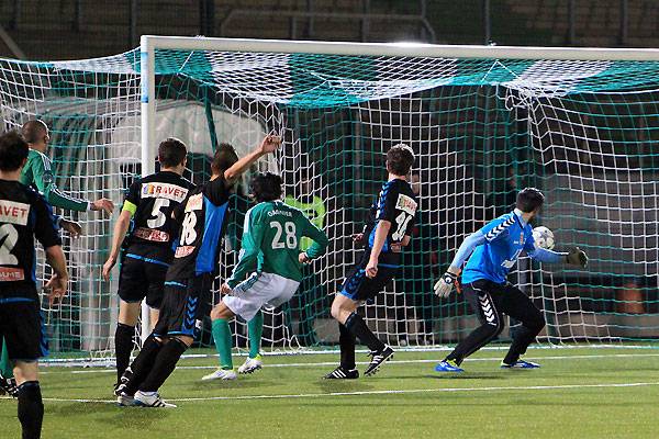 Le gardien de Rouen ne peut que constater les dgts, Laurent Gagnier offre trois points au Red Star  Jacques Martin