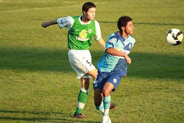 Le 11 octobre 2008, sur la pelouse de Bauer, lors de Red Star  Le Havre (1-1), Vincent Fourneuf soppose  Ryan Mendes da Graa  GT Valck