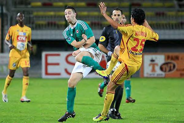 Larbitre Romain Delpech, lors de Orlans  Red Star,  gauche Quentin Guyon  Jacques Martin