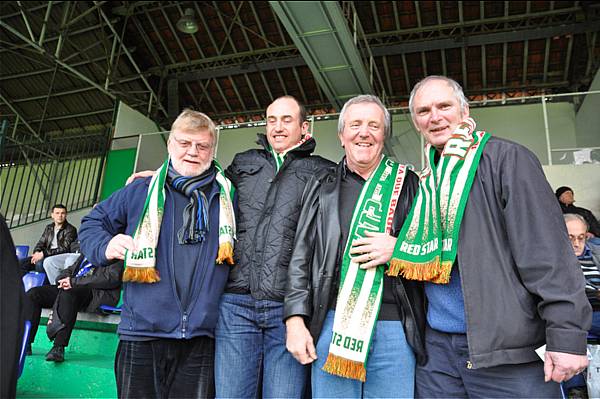 Des Anglais (Andy, Martin, Ken et Alan) de passage  Bauer, avant de se rendre, le dimanche au match de rugby, France  Angleterre. 
Quatre supporters qui frquentent la partie anglaise dallezredstar.com  GT Valck