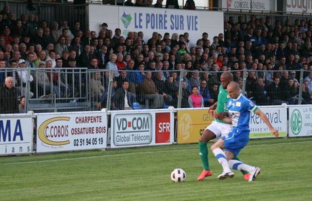 Cdric Sabin,  la lutte. Dans la foule derrire le C de Cobois vous pouvez apercevoir Georges Bourrier, qui a 88 ans tait prsent au match  cela serait son dernier dplacement a-t-il dclar !  Gilles Saillant