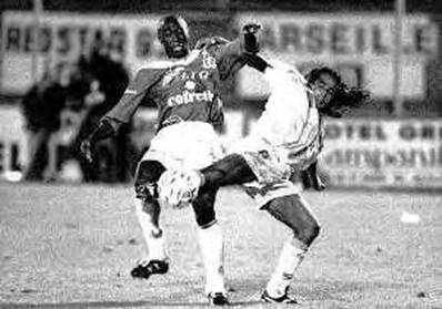 Cyril Domoraud  la lutte avec Marcel Dib, lors de Red Star  Marseille, en 1994 (archive Grard Valck)
