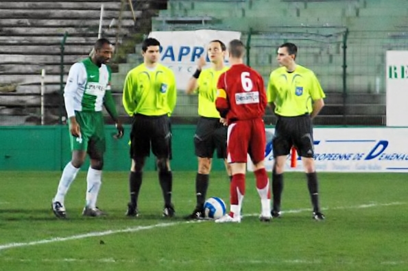 En janvier 2008, Red Star  Besanon, en CFA, les arbitres avec les deux capitaines, Eugne Kangulungu et Ludovic Goilliard  GT Valck