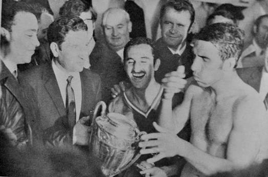 Rachid Mekhloufi tient la Coupe de France 1968 gagn� par Saint-Etienne face � Bordeaux, entre Albert Batteux et Marcel Bosquier � archives G�rard Valck