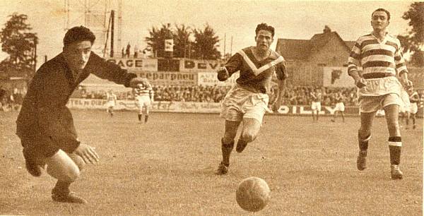 1954,  Rouen, le Red Star partage les points 0-0, en D 2. Claude Hugues, le gardien,  droite Roger Lamy