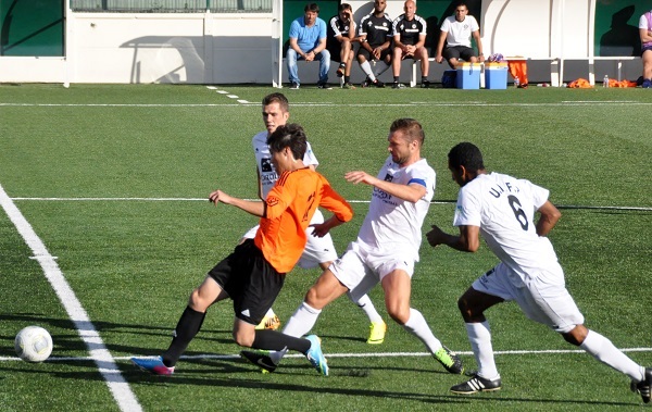 La dernire recrue du Red Star, lex-nantais, Lee Yong-Jae, ici aux prises avec trois joueurs de lUNFP  Grard Valck