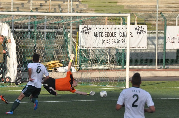 Une belle dtente de Vincent Plant, Strasbourg obtient un corner sur cette action  Grard Valck