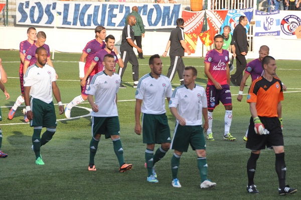 Premier match officiel, lentre sur le terrain : Vincent Plant, Julien Ielsch, Romuald Marie, Geoffray Durbant et Ludovic Fardin  Grard Valck 