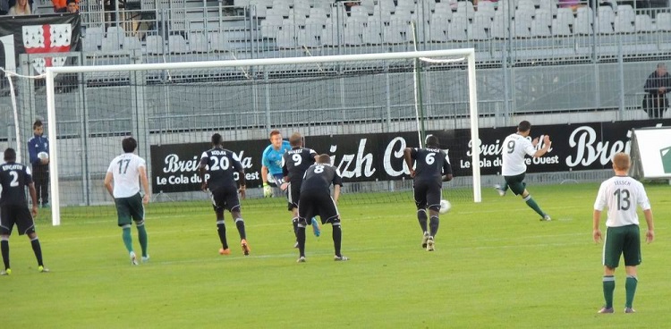 Le premier but du Red Star de la saison, le premier but de Kvin Lefaix sous ses nouvelles couleurs, en match officiel  et son premier but au stade de la Rabine (star ar Rabin, en breton)  Sibylle Saillant