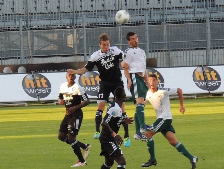 Bataille dans les airs pour le buteur Lefaix  Sibylle Saillant