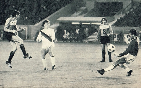 Le Paris FC, avec son clbre maillot avec la publicit   Bic  , ici lors de la saison 1978-1979, au Parc des Princes face  Nice, en D1. Baratelli, le portier niois dtourne un tir de Floch, sous les yeux de Camerini et dEo  document Miroir du Football 