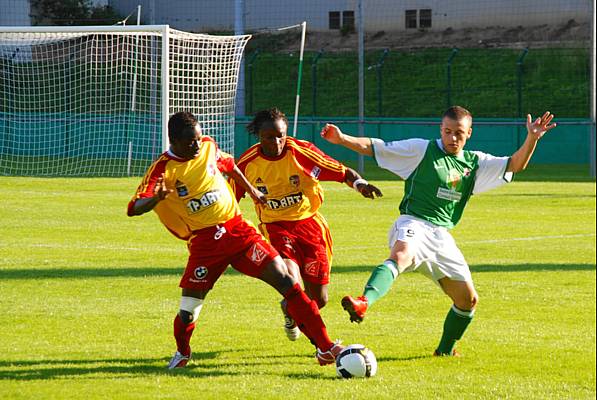 Tammy Ngreche  la lutte avec deux joueurs d'Orlans  Grard Valck