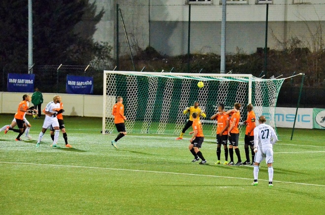 Sur un coup franc d�Hameur Bouazza, le Red Star ouvre la marque rapidement � G�rard Valck