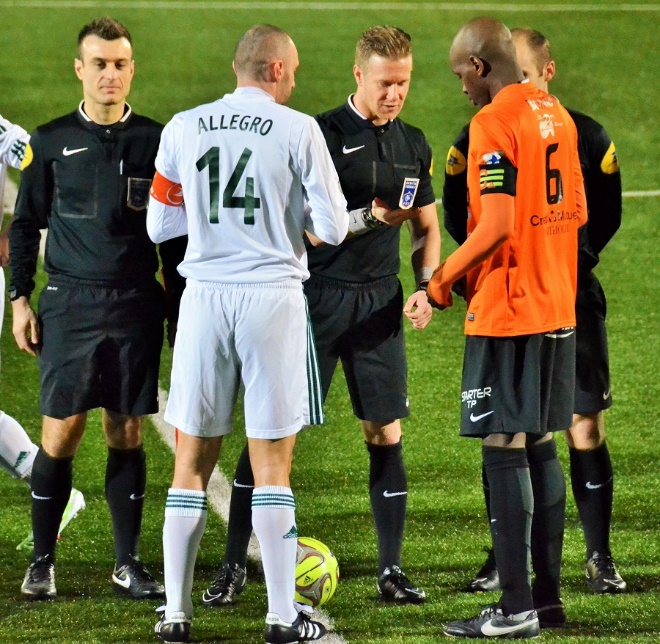 Samuel Allegro et Abdoulaye Diawara, les deux capitaines avec le corps arbitral � G�rard Valck
