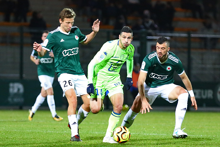 Chantôme, Ouzghar et Tomas, lors du match aller (c) Jacques Martin