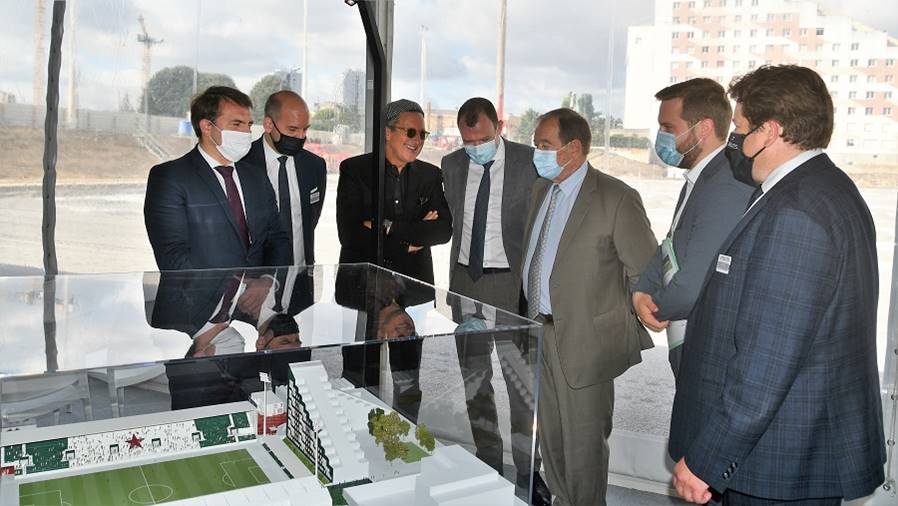 Devant la maquette du futur Bauer, Patrice Haddad (président du Red Star, Yoann Choin-Joubert, PDG du groupe Réalités et Patrick Ollier, président de la Métropole du Grand Paris, ce mecredi. © Gérard Valck