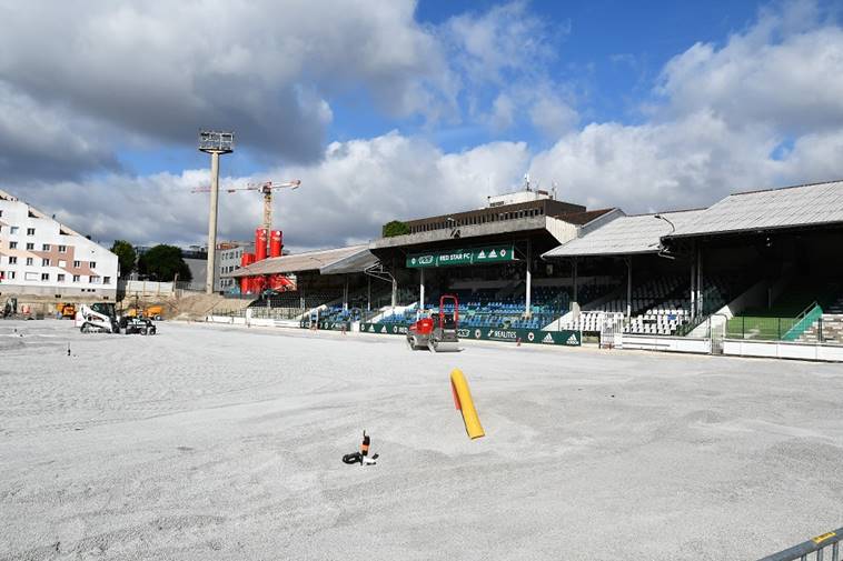 La tribune qui sera en service en 2021-2022, et une vraie pelouse va être installée prochainement. Le Red Star a demandé de jouer son premier match de la saison à l’extérieur © Gérard Valck