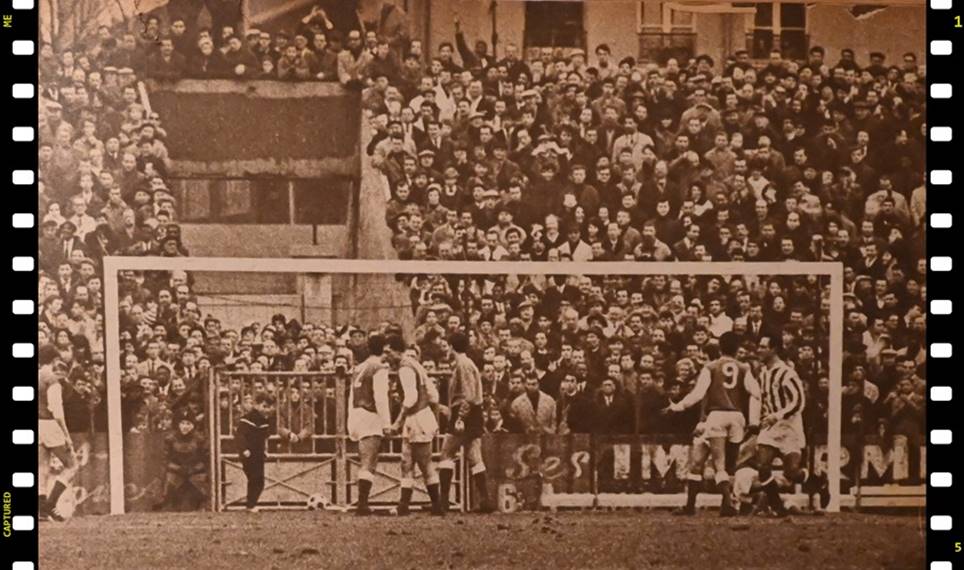 Janvier 1965, le Red Star, au stade de Paris devant 25 000 spectateurs prend le meilleur sur Reims avec Raymond Kopa (1-0) et se rapproche de la D 1.
En dehors des tribunes, les spectateurs se pressent sur la butte.
Buteur des Vert et Blanc : Roger Moy